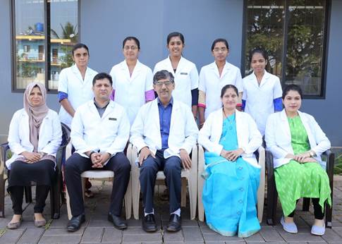 Dr. Saravu Rama Bhat Narahari (Mitte) und sein ärztliches Team